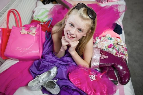 Quá nuông chiều, cha mẹ biến con thành “yêu nữ hàng hiệu” nhí