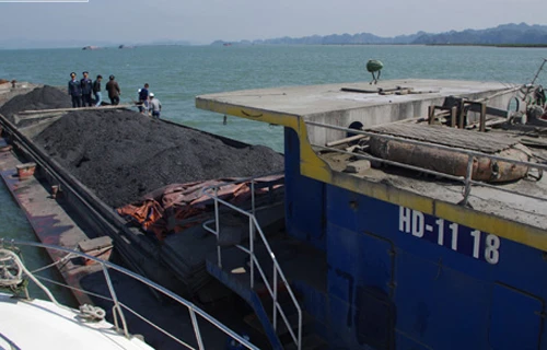 Cảnh sát biển liên tiếp bắt giữ tàu chở khoáng sản không rõ nguồn gốc