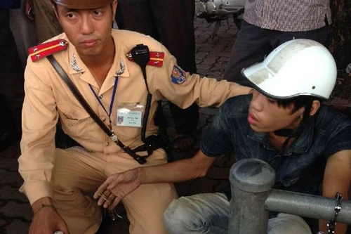 CSGT bắt nóng tên cướp giật dây chuyền vàng