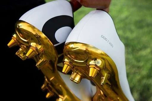 Hoa mắt với đôi giày mạ vàng lấp lánh của Ronaldo