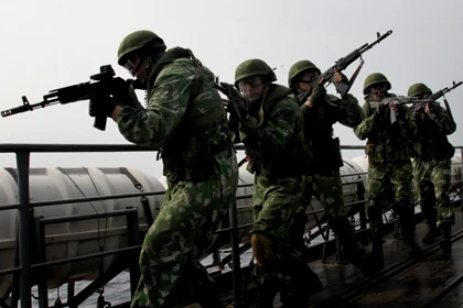 Lính Nga bắn chỉ thiên, đuổi lính Ukraine ở sân bay Belbek