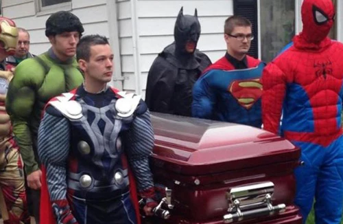Biệt đội “siêu anh hùng” tiễn đưa cậu bé 5 tuổi qua đời vì ung thư