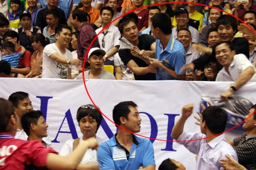 Xấu hổ với màn cướp vợt cầu lông tại NTĐ Cầu Giấy