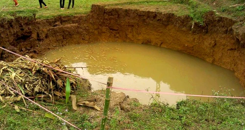 Về xóm có...7-8 "hố tử thần"