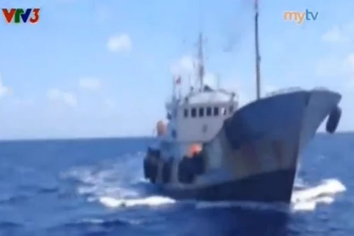 Video tàu cá vỏ sắt Trung Quốc đâm nát mũi tàu cá Việt Nam