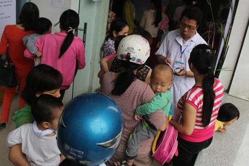 Chen chúc đi tiêm phòng sởi cho trẻ, nhưng... hết thuốc