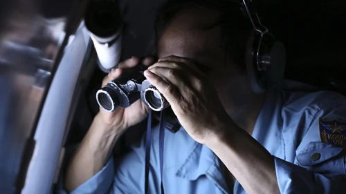 Phát hiện vật thể dài 24m nổi trên biển, nghi của máy bay mất tích