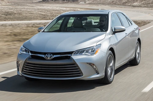 Toyota Camry 2015: Trẻ trung và "ngầu" hơn