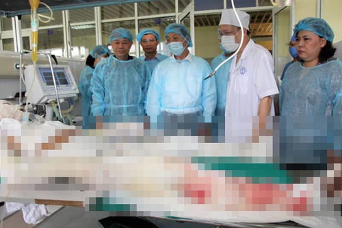 Chủ tịch Hà Nội: Cứu chữa chiến sỹ bị thương trong vụ máy bay rơi bằng mọi giá