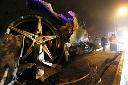 Siêu xe Ferrari 458 nát vụn trên đường cao tốc, 3 người thương vong