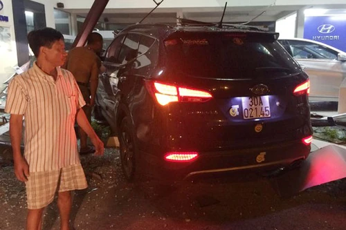 Santafe "hạ gục" showroom ôtô Huyndai Giải Phóng