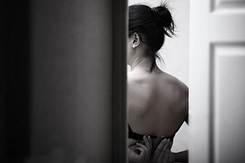 Mất sạch đồ đạc sau khi tắm cùng gái trẻ