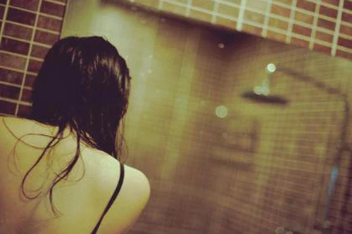 Người tình của mẹ làm em kinh hãi