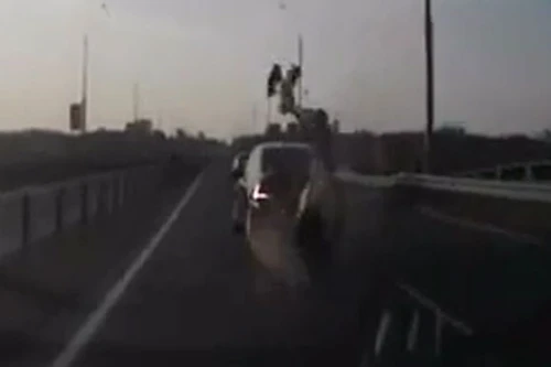 Thoát chết kỳ lạ khi tông thẳng mô-tô vào đuôi ôtô