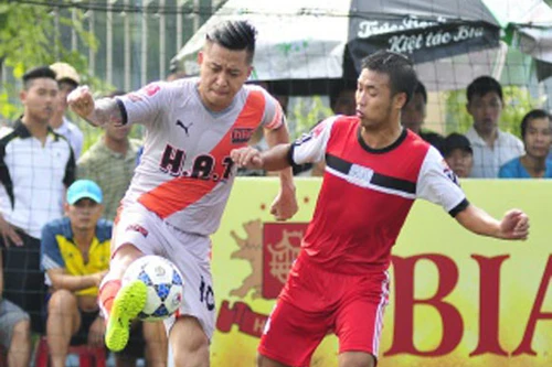 Chùm ảnh: Ca sĩ Tuấn Hưng sát cánh cùng Huy Hoàng trổ tài trên sân phủi