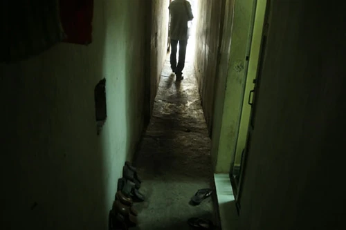 Nóng: Giải cứu bé 3 tuổi bị bạn trai của mẹ khống chế