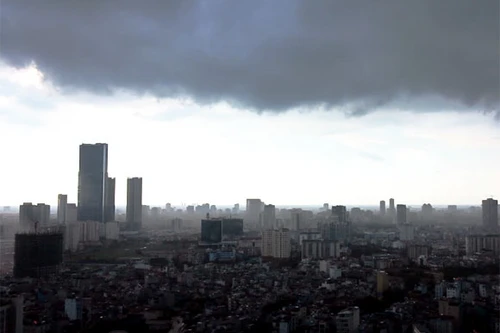 Bầu trời Hà Nội đen kịt trong cơn mưa dông