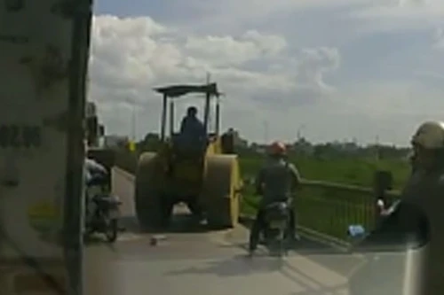 Xe lu húc tung thành cầu, suýt rơi xuống sông Đuống