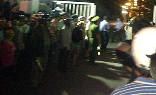 Hàng trăm cảnh sát vây bắt đối tượng tử thủ trong nhà hàng