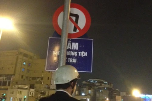 Biển báo giao thông kỳ quặc ở Ô Chợ Dừa