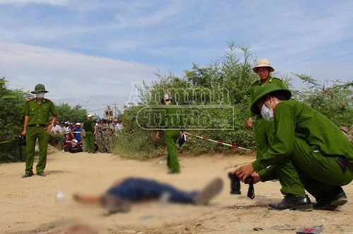 Phát hiện một thanh niên bị giết hại ven đê