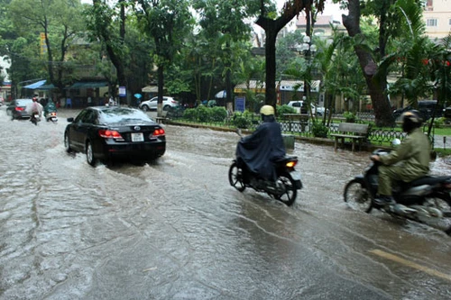 Mưa lớn gây ngập lụt, tai nạn, tắc đường khắp nơi