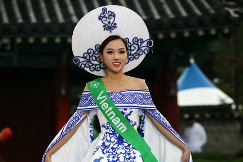 Hoàng Thu Thảo diện áo dài cách điệu, nổi bật giữa dàn trang phục dân tộc thế giới