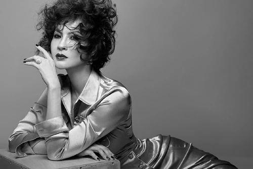 MC Thanh Mai mơ màng với khuôn màu đen trắng của nhiếp ảnh gia nước ngoài