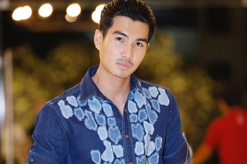 Quán quân Viet Fashion Icon Trịnh Xuân Nhản khoe vẻ đẹp nam tính hút mắt