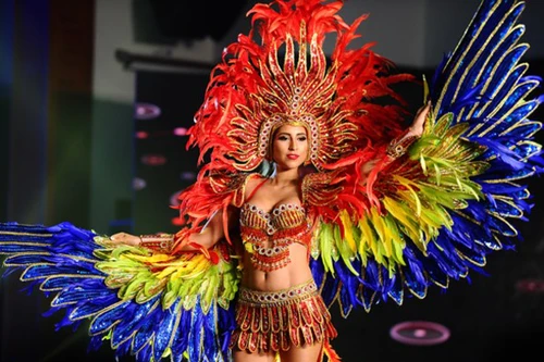 Thí sinh Miss Grand lộng lẫy trong đêm trình diễn trang phục dân tộc