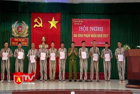 Ấm áp bữa cơm gia đình phạm nhân