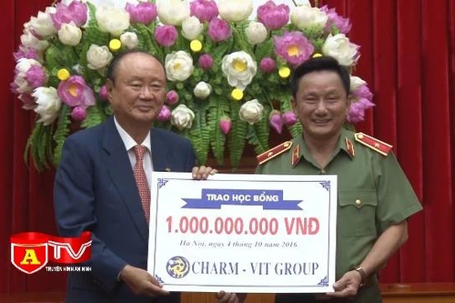 Bộ Công an tiếp nhận quỹ học bổng của Tập đoàn Charmvit 