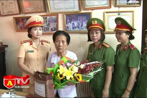 Thăm tặng quà 3 mẹ Việt Nam Anh hùng ở thị xã Sơn Tây