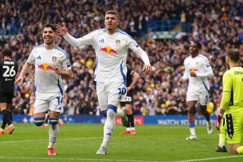 Leeds trở lại Premier League sau 2 năm vắng bóng