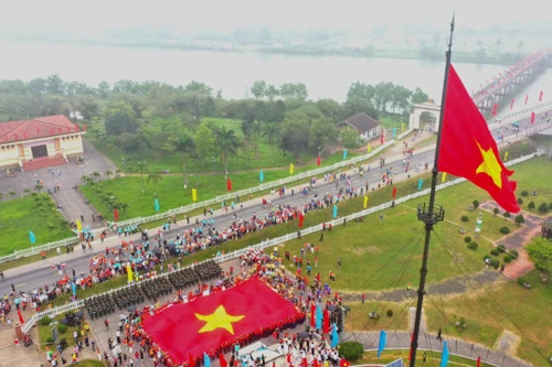 Xúc động Lễ thượng cờ Tổ quốc bên bờ Hiền Lương