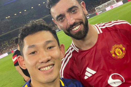 Hai Long tươi rói chụp cùng ngôi sao số 1 MU bị anh che mờ