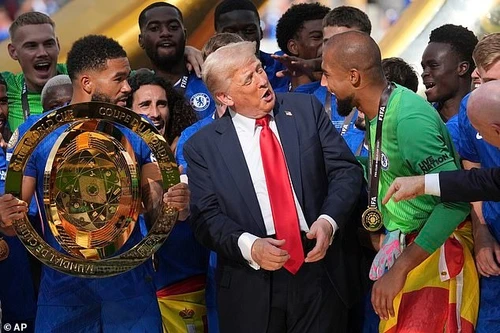 Tổng thống Donald Trump bất ngờ ăn mừng vô địch cùng cầu thủ Chelsea