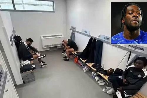 Chelsea bị 'gà nhà' phơi bày góc tối phòng thay đồ