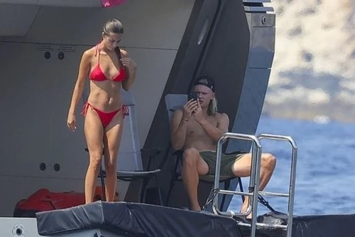 Erling Haaland tận hưởng kỳ nghỉ ngọt ngào bên 'gái một con'