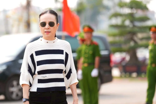 Madam Pang đầy thần thái khi đến Hà Nội