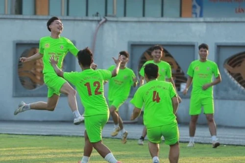 Ghi ba bàn trong 7 phút cuối, trường Tự Lập vỡ òa đi tiếp