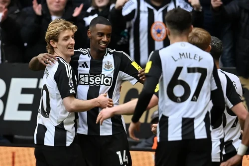 Tiền đạo Alexander Isak đi vào lịch sử Premier League