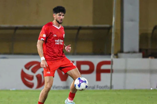 Trung vệ Việt kiều Mỹ khát khao nhập tịch, khoác áo tuyển Việt Nam