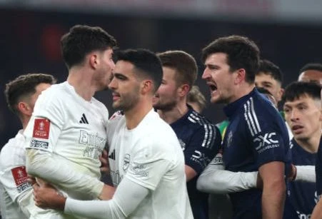 Harry Maguire tố tiền đạo Arsenal 'chơi bẩn'