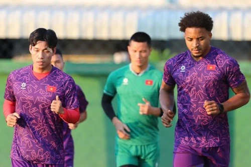 Tuyển Việt Nam tập nhẹ trong ngày đầu ở Thái Lan