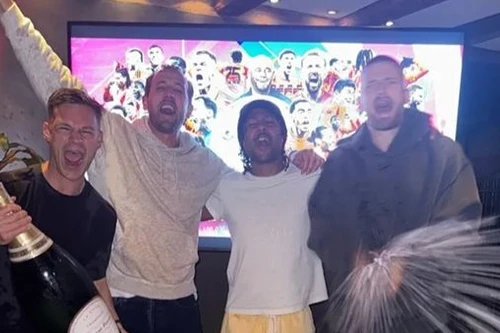 Harry Kane phấn khích ăn mừng vô địch Bundesliga