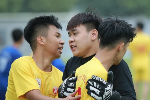 Chùm ảnh loạt trận 10h sáng 2-11