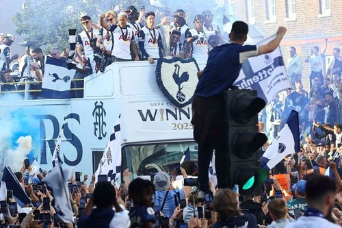 Tottenham diễu hành mừng vô địch lớn chưa từng thấy trên đường phố
