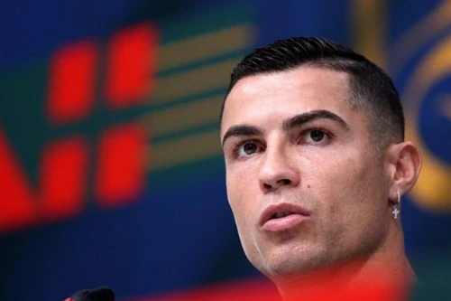 Cristiano Ronaldo: "Tại sao tôi phải ngừng chơi bóng?"