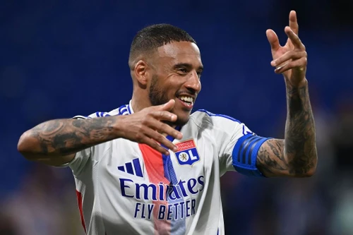 Lyon thoát hiểm ngoạn mục, không bị đánh xuống hạng